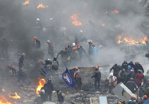 Phe biểu tình chống chính phủ của Ukraine khiêng những người bị thương.