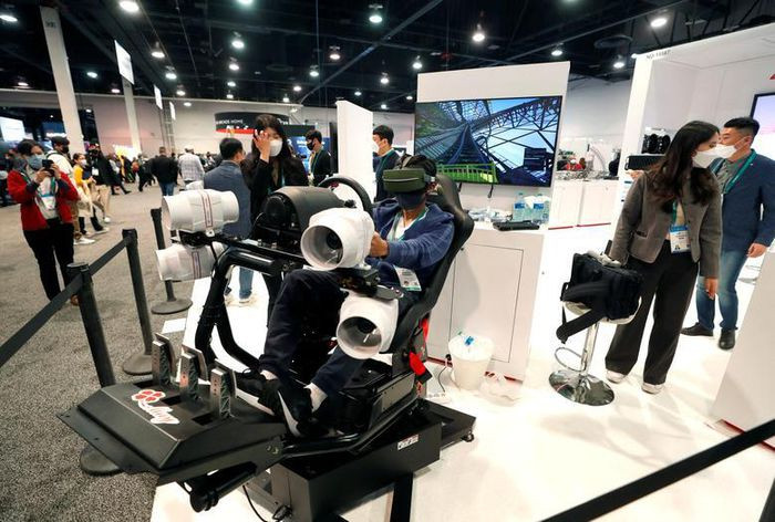 Người tham quan đi tàu lượn ảo tại CES 2022.