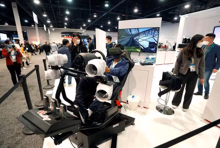 Người tham quan đi tàu lượn ảo tại CES 2022.