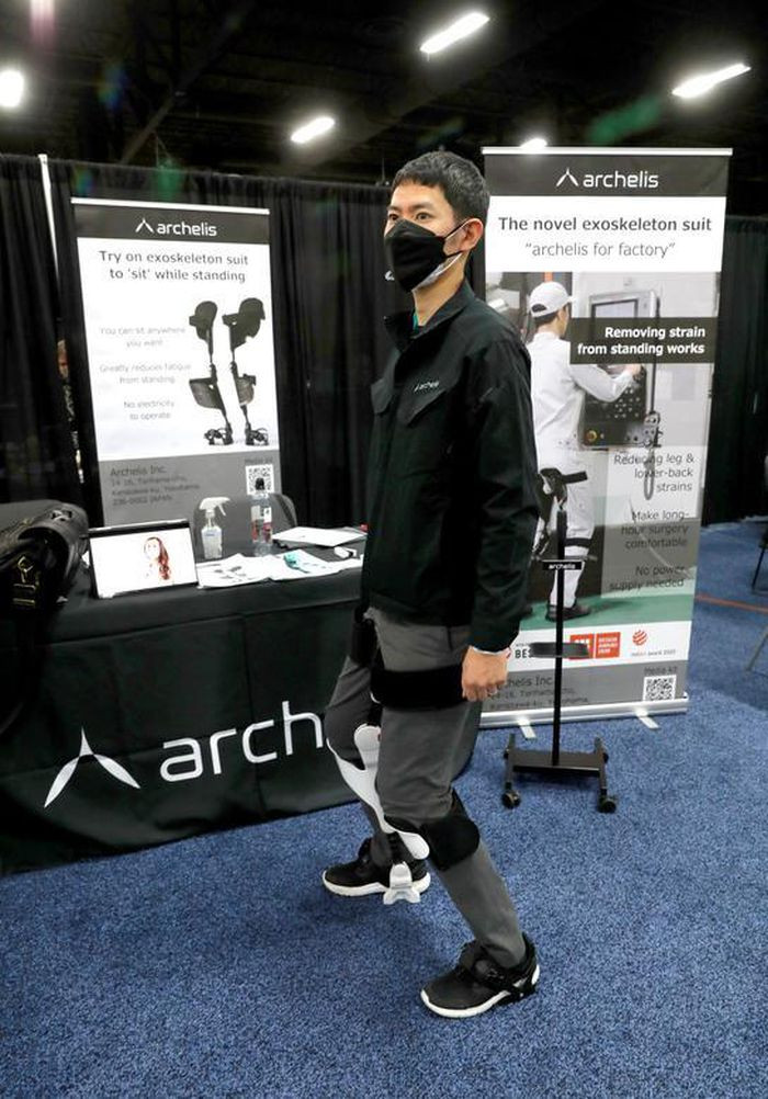 Bộ đồ hỗ trợ Archelis, được thiết kế cho những công nhân phải đứng trong thời gian dài, cho phép cơ thể nghỉ ngơi trong khi đứng.