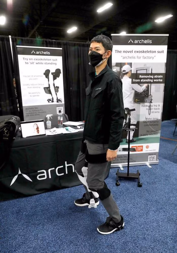Bộ đồ hỗ trợ Archelis, được thiết kế cho những công nhân phải đứng trong thời gian dài, cho phép cơ thể nghỉ ngơi trong khi đứng.
