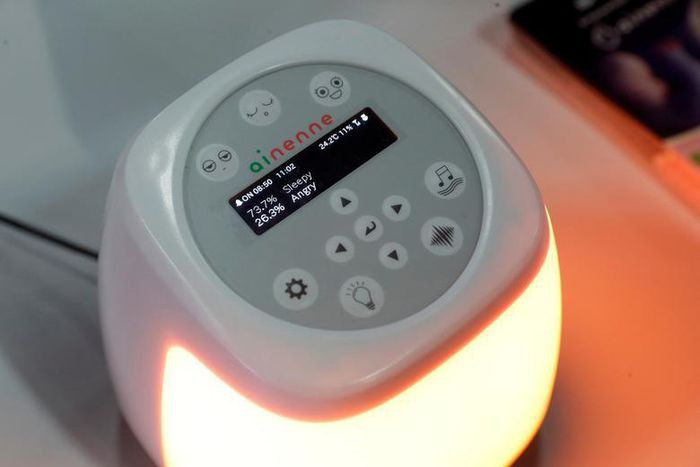 Với công nghệ phân tích tiếng khóc, Ainenne là thiết bị huấn luyện giấc ngủ dạng đèn ngủ đầu tiên trên thế giới giúp bé ngủ ngon.