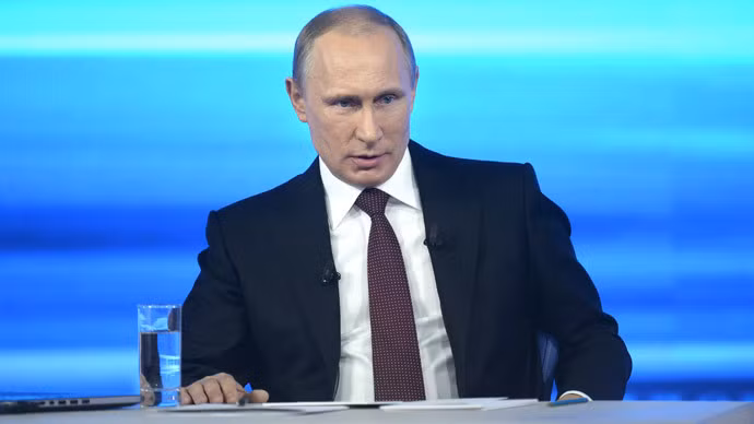 1. Một cựu lính Berkut (nhóm lực lượng đặc nhiệm của Ukraine) đã hỏi ông Putin rằng, Tổng thống bị lật đổ Viktor Yanukovych liệu có phải là một người yếu đuối và là kẻ phản bội hay không. Đáp lại, ông Putin nói: “Tôi đã nói chuyện với ông ấy rất nhiều lần ở thời điểm trong cuộc khủng hoảng hoặc thời gian sau khi ông ấy tới Liên bang Nga. Trong những lần đó, hai chúng tôi đã nói về việc sử dụng vũ lực… Ông Yanukovych đã nhiều lần nghĩ tới việc sử dụng quân đội, nhưng ông ấy không có một trái tim đủ dũng khí để ký sắc lệnh, mà có thể dẫn tới cảnh tượng những binh lính chống trả lại chính những người dân của mình”.