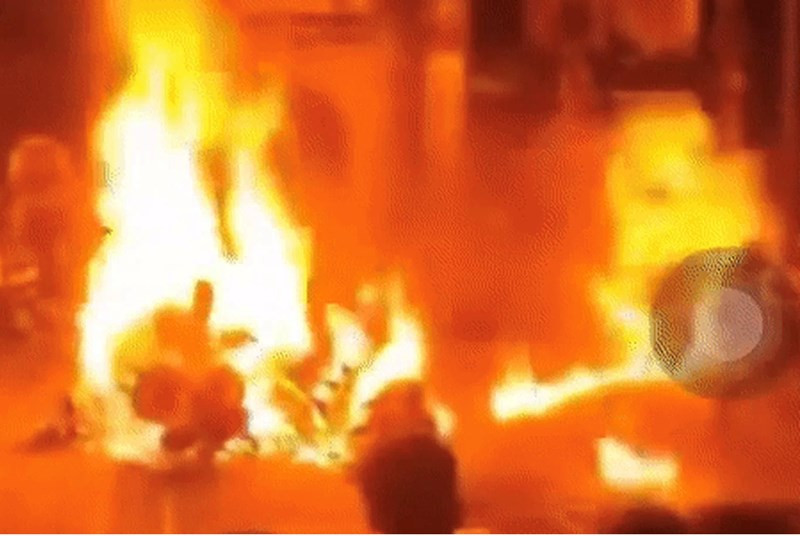 Chuyên gia cảnh báo rằng cần câu hiện nay dài khoảng 5 mét, cộng với dây câu và chiều cao người câu rất dễ chạm tới dây điện trên cao. Ảnh minh họa.