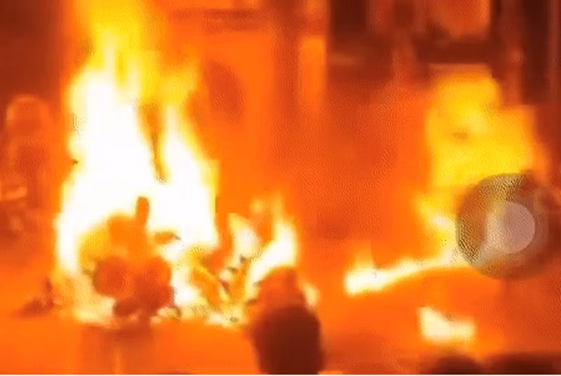 Chuyên gia cảnh báo rằng cần câu hiện nay dài khoảng 5 mét, cộng với dây câu và chiều cao người câu rất dễ chạm tới dây điện trên cao. Ảnh minh họa.