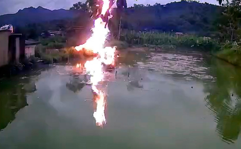 Mọi người chứng kiến cảnh tượng ám ảnh: cần câu bị cháy xém, áo khoác cháy đen và cơ thể ông vẫn đang bốc khói. Ảnh minh họa. Nạn nhân được đưa đi cấp cứu trong tình trạng bỏng nặng, mạch yếu, phản ứng chậm và hiện vẫn đang nguy kịch tại bệnh viện.