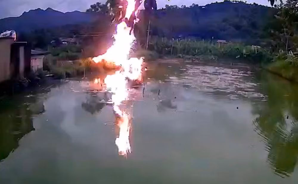 Mọi người chứng kiến cảnh tượng ám ảnh: cần câu bị cháy xém, áo khoác cháy đen và cơ thể ông vẫn đang bốc khói. Ảnh minh họa. Nạn nhân được đưa đi cấp cứu trong tình trạng bỏng nặng, mạch yếu, phản ứng chậm và hiện vẫn đang nguy kịch tại bệnh viện.