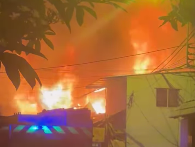 Hien truong vu chay nha luc rang sang o TP HCM, 3 nguoi tu vong