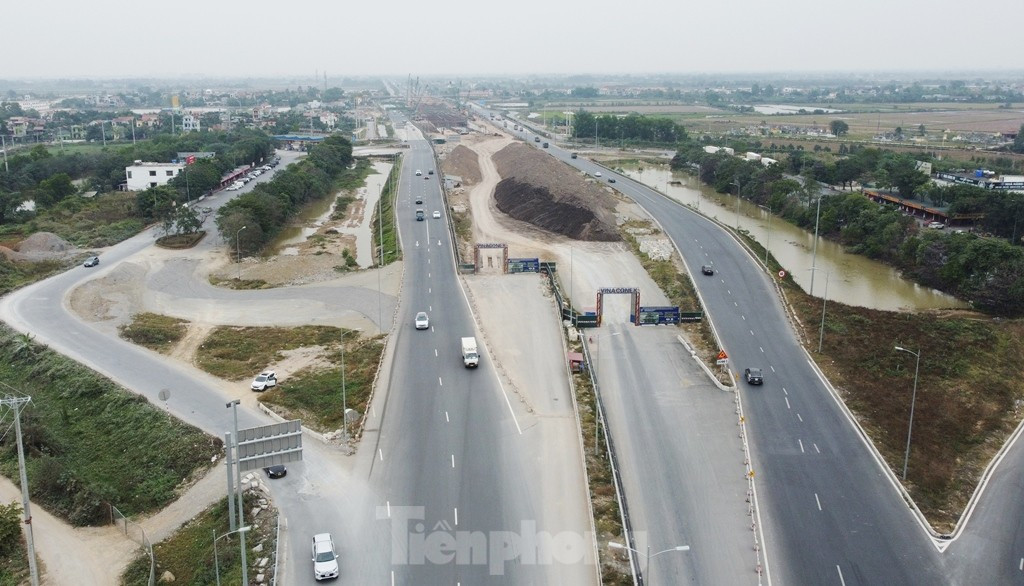 Cao tốc Pháp Vân (Hà Nội) - Ninh Bình đoạn qua xã Tiên Hiệp, thành phố Phủ Lý (Hà Nam) đang thi công xây dựng nút giao Phú Thứ để kết nối đường Vành đai 5 và các tuyến đường địa phương.