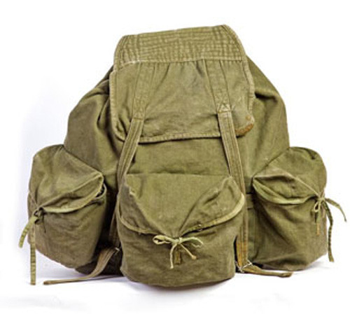  6. Ba lô con cóc. Ba lô con cóc là chiếc "túi thần kỳ" của người lính bộ đội Cụ Hồ, khi được dùng để chứa hầu hết vật dụng cá nhân trong quá trình hành quân. Ảnh: baotintuc.vn.