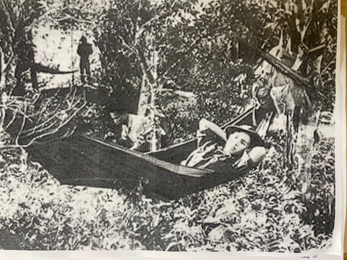  7. Võng dù. Những chiếc võng dù có thể gấp gọn trong ba lô sẽ phát huy sự hữu dụng tuyệt vời khi người chiến sĩ cần một nơi ngả lưng trong rừng rậm. Ảnh: Việt Quỳnh/Tạp chí Gia đình Việt Nam.