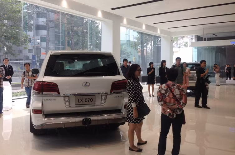 Khách mời tham quan Trung tâm sau lễ ra mắt.