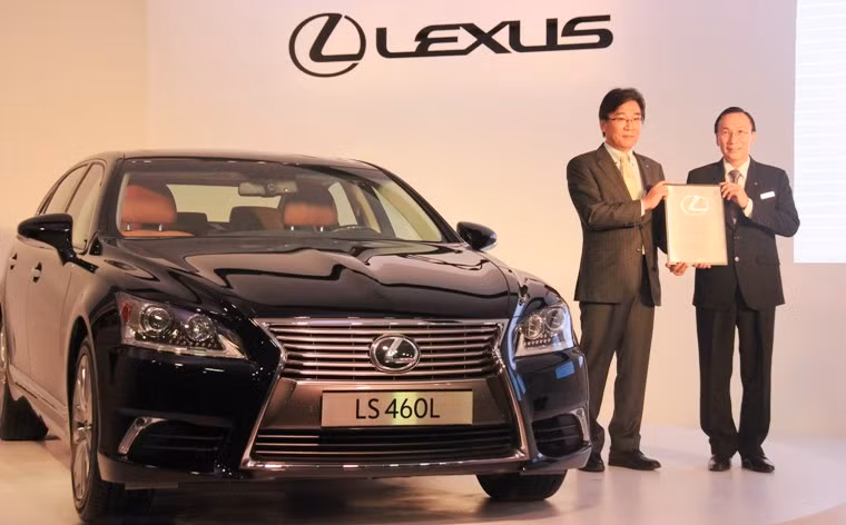 Lexus Trung tâm Sài Gòn tọa lạc ngay vị trí đắc địa tại trung tâm TPHCM, với tổng diện tích gần 4.600m2. Đây cũng là đại lý 3S (bán hàng, dịch vụ, phụ tùng chính hãng) đầu tiên của Lexus tại Việt Nam.