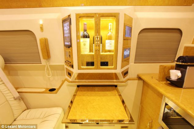 Tủ rượu và máy pha cà phê được dát vàng.