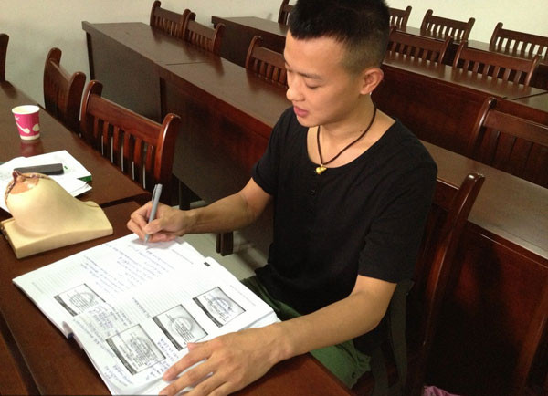 “Đây là một nghề đang phát triển và tôi mong muốn theo nghề này. Ban đầu, bố mẹ và bạn gái tôi không đồng tình. Nhưng đối với tối, đó là một nghề cao quý vì nó giúp những em bé mới sinh có thể bú sữa mẹ”, Yang cho biết.