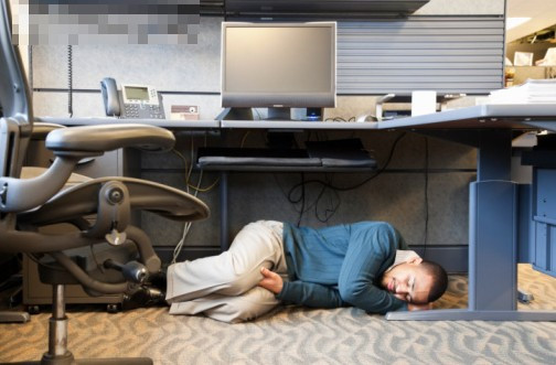 Ngủ thế này không lo động đất.