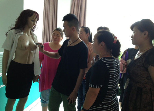 Yang Jun là người đàn ông thứ ba đăng ký hành nghề này ở Trung Quốc. Cảnh Yang thực hành trong một giờ học.