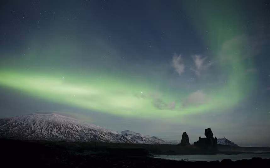Biển Londrangar và núi Snaefellsjokull dưới ánh sáng cực quang.
