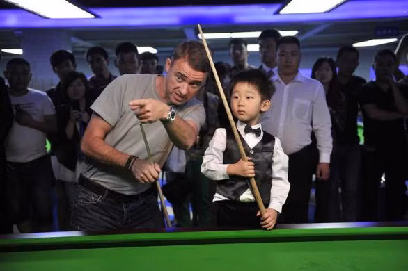 Stephen Hendry nói chuyện với Waka khi họ thi đấu với nhau ở Bắc Kinh.