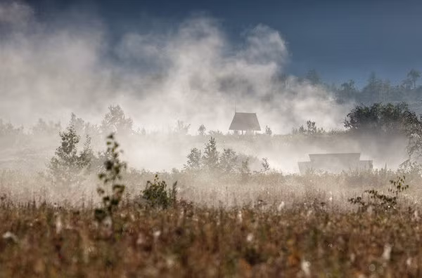 Khu cảnh mờ ảo cạnh suối nước nóng Nalychevskiye chảy vào sông Goryachaya trên bán đảo Kamchatka.