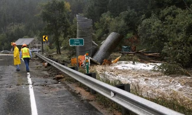 Đường ống và một chiếc thuyền bị nước cuốn trôi.