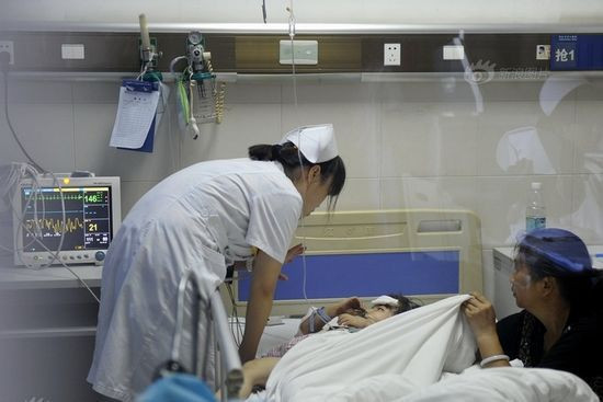 Cô bé đã sống sót thần kỳ và hiện đang được điều trị tại bệnh viện với tình trạng sức khỏe ổn định.