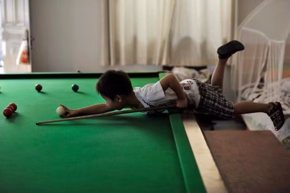 Vì còn nhỏ, nên việc đặt bóng và chọc bóng rất khó khăn với một cậu bé 3 tuổi.