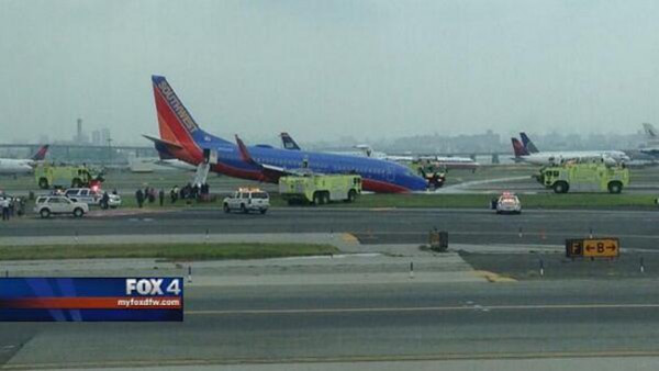 Chiếc máy bay của chuyến bay 345 hạ cánh bằng mũi tại sân bay LaGuardia.