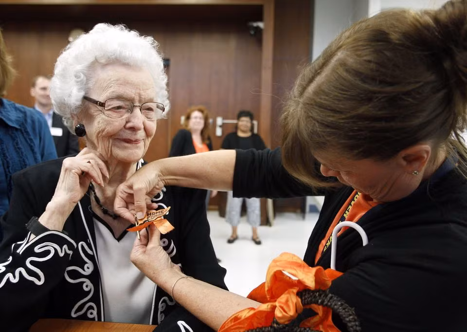 Cụ bà Audrey Crabtree trong buổi lễ nhận bằng tốt nghiệp trung học danh dự.