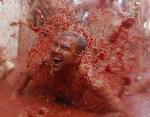Lễ hội cà chua Tomatina ở Bunol gần Valencia là một sự kiện thu hút một lượng lớn du khách tới Tây Ban Nha hàng năm.