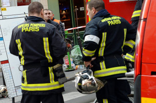 Lính cứu hỏa sơ tán khỏi hiện trường vụ nổ do lo ngại tòa nhà có thể bị sập.