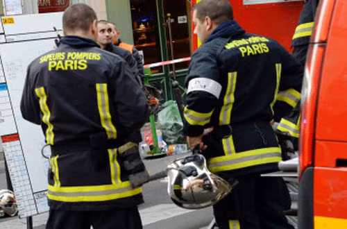 Lính cứu hỏa sơ tán khỏi hiện trường vụ nổ do lo ngại tòa nhà có thể bị sập.