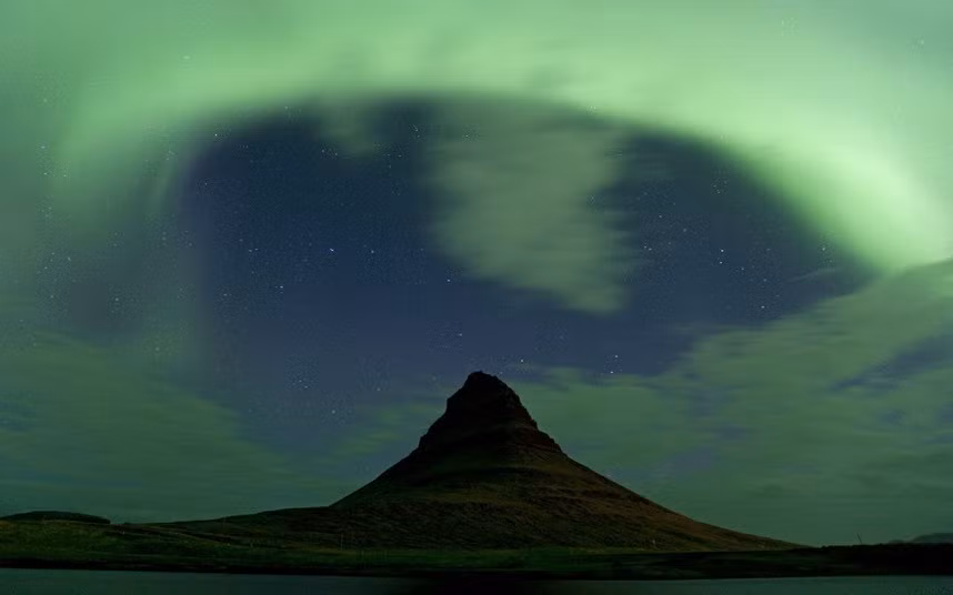 Ánh sáng cực quang tuyệt đẹp trên đỉnh núi Kirkjufell ở Snaefellsnes.
