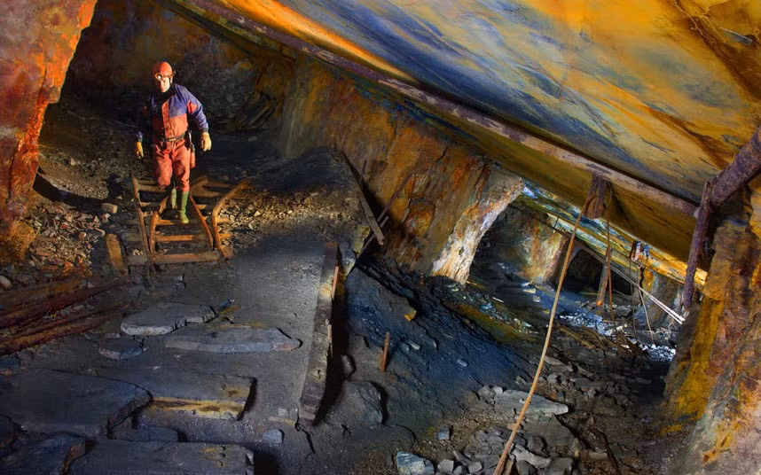 Loại vật liệu này được sử dụng để sản xuất gạch chịu lửa hay lò nung trong ngành công nghiệp luyện thép và đồng.