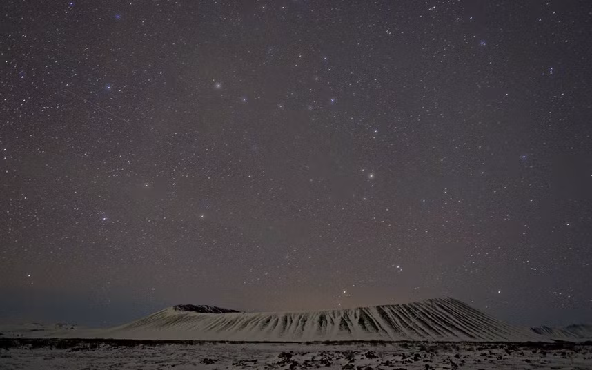 Bầu trời đêm đầy sao trên miệng núi lửa Hverfjall ở Myvatn. Miệng bùn sôi tại Hverir.