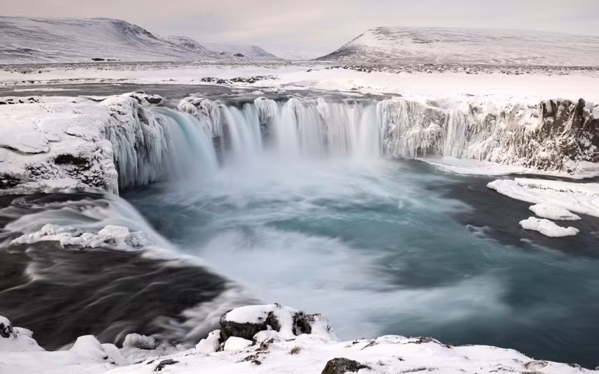 Thác nước Godafoss trên sông Skjalfandafljat được bao phủ một lớp tuyết trắng.