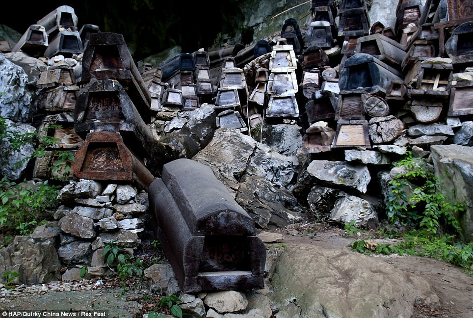 Trong khi đó, một truyền thuyết khác lại cho rằng khu vực này thường bị lũ lụt và người dân địa phương đặt quan tài trong hang động để tránh bị cuốn trôi và giúp linh hồn người đã khuất dễ dàng lên thiên đàng.