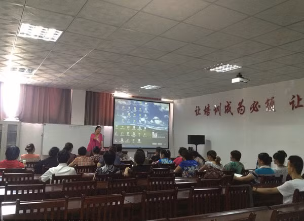 Lớp học chỉ có một mình Yang là đàn ông.