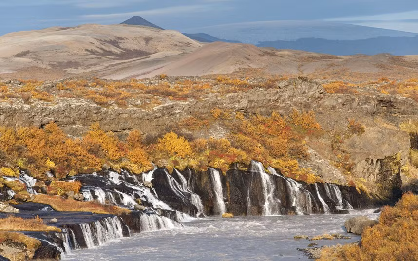 Thác nước Hraunfossar nhuốn sắc vàng mùa thu.