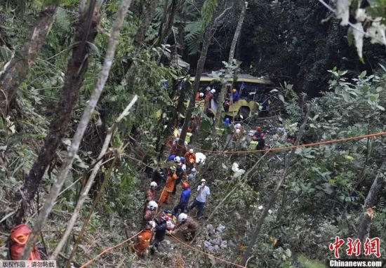 Tai nạn xảy ra vào chiều hôm qua, khi chiếc xe bus chở 53 hành khách rời khỏi khu nghỉ dưỡng trên Cao nguyên Genting. Chiếc xe bus đã lao xuống khe núi sâu khoảng 60 m.