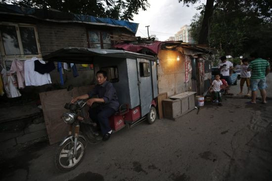 Người đàn ông này đã làm nhà di động ngay trên chiếc thùng xe ba bánh của mình.