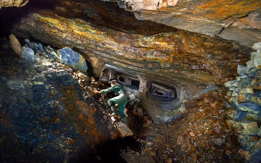 Những khối đá nhiều màu sắc dưới mỏ.