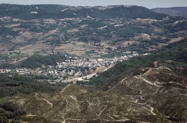 Một thị trấn nhỏ của Thổ Nhĩ Kỳ gần biến giới với Syria. Theo chính quyền Damascus, các phần tử Hồi giáo vũ trang thương gặp nhau và họp bàn tại thị trấn này.