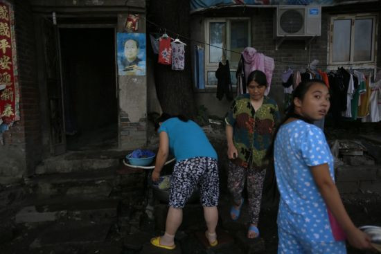 Quần áo được phơi ngay lối đi.