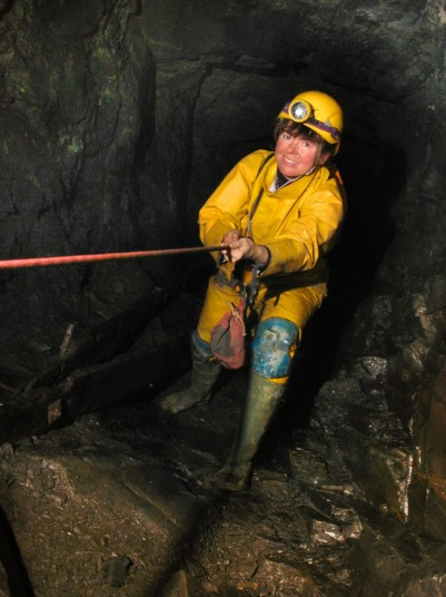 Với kinh nghiệm hơn 10 năm thám hiểm hang động, bà Annette vẫn gặp nhiều khó khăn khi thám hiểm mỏ thạch anh ở xứ Wales.