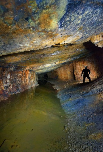 Một phần của mỏ bị ngập dưới nước.