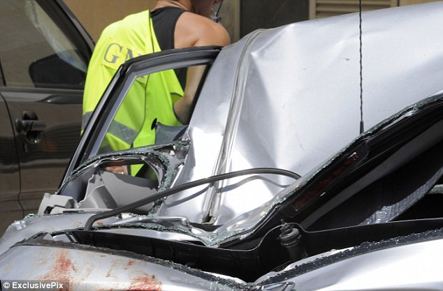 Những người qua đường đã nghe thấy một một tiếng động lớn khi người đàn ông rơi trúng ô tô.