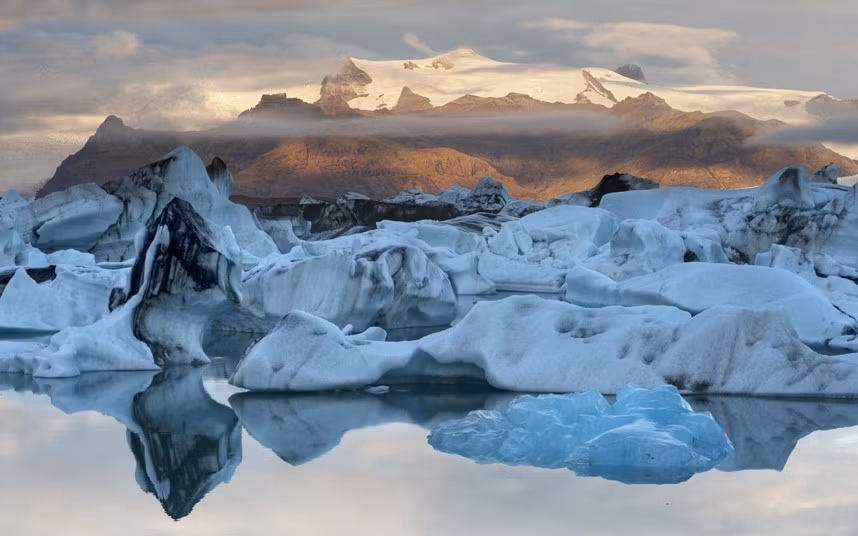 Dòng sông băng Jokulsarlon tĩnh lặng lúc bình minh.