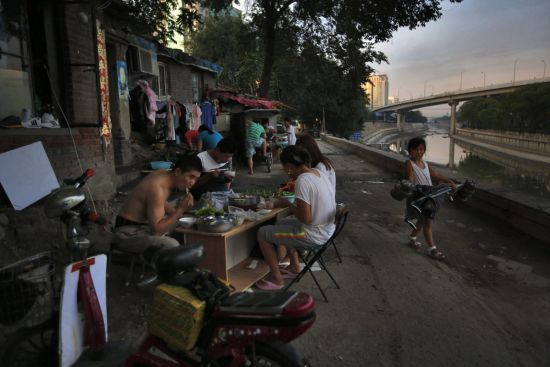 Vì các căn nhà có diện tích rất nhỏ, nên mặt đường phía trước các ngôi nhà được tận dụng làm nơi sinh hoạt, từ ăn uống cho đến buôn bán