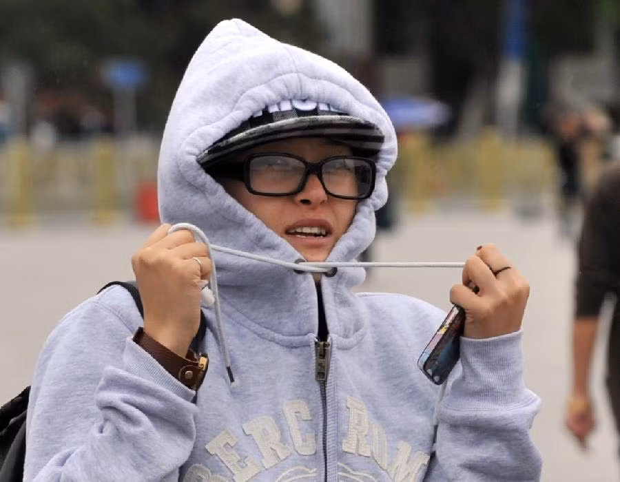 Một phụ nữ mặc áo ấm trên Quảng trường Thiên An Môn.